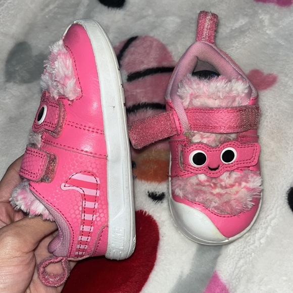 Nike Monster Shoes Pink - Picture 2 of 2